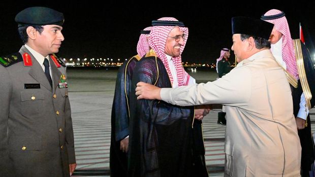 Presiden RI Prabowo Subianto tiba di Jeddah, Arab Saudi untuk memulai kunjungan kenegaraan (dok.  Rusman - Biro Pers Sekretariat Presiden)