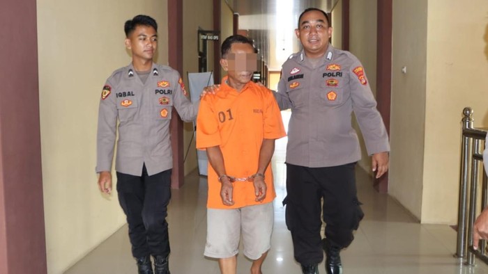 Pria paruh baya aniaya istrinya saat diamankan polisi