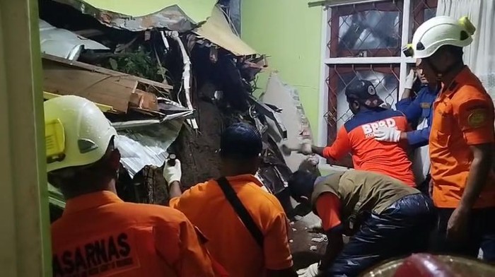 Proses evaluasi warga tertimbun material longsor di Ambon.