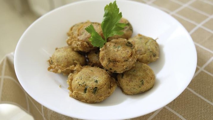 Perkedel kentang is an Indonesian fried patties made of mashed potatoes, minced meat, garlic, pepper and salt.