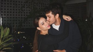 Rizky Alatas dan Adzana Bing Slamet menerima banyak pesan setelah merayakan 7 tahun pernikahan. Happy happy guys, komen Dimas Anggara. Happy anniversary makin bahagia, komen Aiman Ricky. (Foto: dok Instagram rizkyalatas)