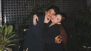 Rizky Alatas menuliskan kata-kata mendalam terkait 7 tahun menikah dengan Adzana Bing Slamet. Makasih istriku selalu jadi orang yang mau ngerti, mau tetep peluk. Sama aku terus ya were still writing our favorite chapter, tulisnya. (Foto: dok Instagram rizkyalatas)