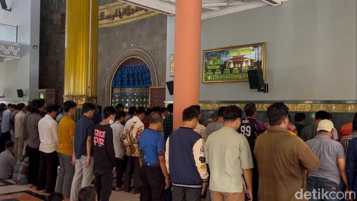 Sivitas akademika UGM melaksanakan salat gaib di Maskam UGM, doakan dua korban kecelakaan perahu di Makuku Tenggara, Rabu (2/7/2025)