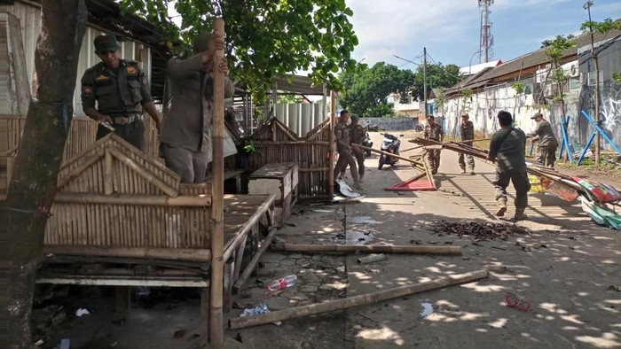 Satpol PP Depok tertibkan PKL hingga posko ojol. (Dok. ist)