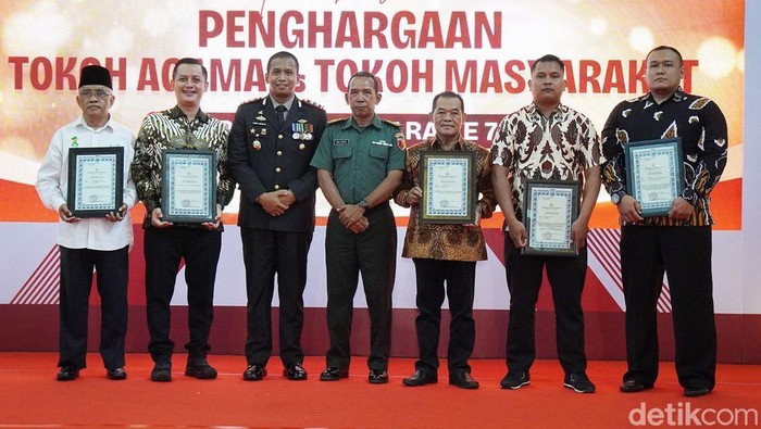 Sejumlah pihak yang menerima penghargaan dari Polres Kediri di HUT ke-79 Bhayangkara.