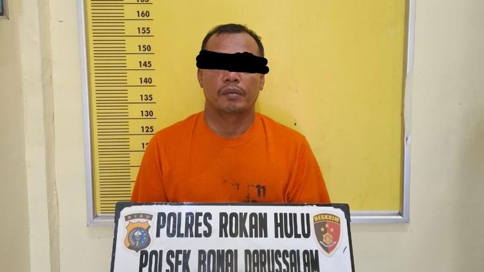 Seorang pria di Rokan Hulu, Riau, nekat mencoba memperkosa istri tetangganya sendiri hingga akhirnya ditangkap polisi, pada Selasa (1/7/2025).