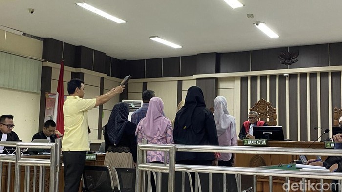 Suasana sidang pemeriksaan saksi dugaan korupsi Eks Wali Kota Semarang, Hevearita Gunaryanti Rahayu dan suaminya, Alwin Basri, di Pengadilan Tipikor Semarang, Kecamatan Semarang Barat, Rabu (2/7/2025).