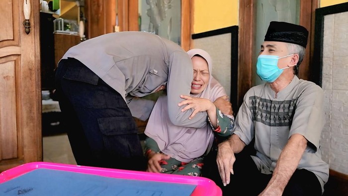 Suasana haru saat personel Polda Jatim kunjungi para purnawirawan dan berikan tali asih.