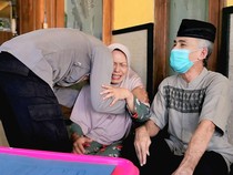 Suasana Haru Saat Personel Polda Jatim Anjangsana ke Rumah Purnawirawan