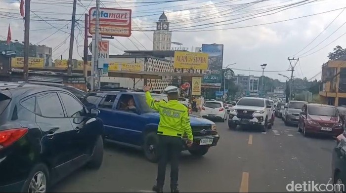 Suasana lalu lintas di Jalan Raya Puncak, Bogor, Jawa Barat, padat memasuki liburan sekolah. (Rizky/detikcom)