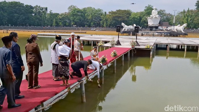 Pemkab Purwakarta berupaya melestarikan sumber mata air. Air di Sri Baduga dikembalikan ke sumber mata air Cibulakan.