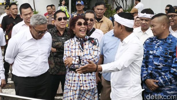 Pemilik Susi Air, Susi Pudjiastuti usai penerbangan Bandung-Yogyakarta dibuka di Bandara Husein Sastranegara.