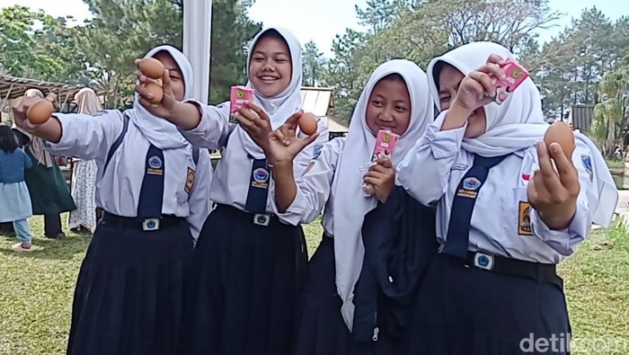 Sejumlah pelajar SMP di Bandung Barat mendapatkan susu dan telur gratis untuk pemenuhan gizi, Rabu (2/7/2025).