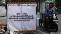 Rambu peringatan bagi pengendara yang melintas agar berhati-hati karena ada proyek galian.