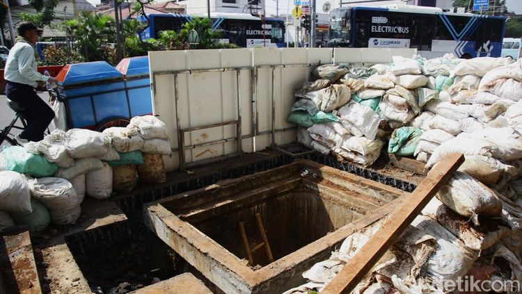 Tata Kabel Bawah Tanah, Proyek Galian SJUT Warnai Jalan Matraman