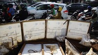 Lalu lintas tersendat akibat adanya proyek galian. Penataan kabel di udara menjadi di bawah tanah ini diharapkan membuat Jakarta semakin indah tanpa kabel semrawut.