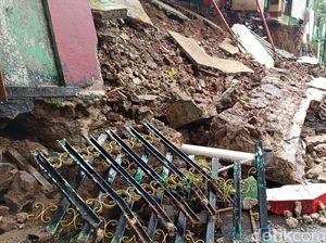 Tebing SDN 3 Pandeglang yang Longsor Mulai Ditangani