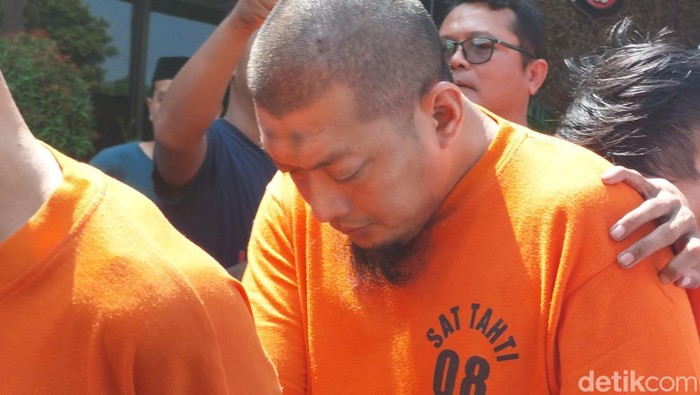 Tersangka dokter cabul berinisial TW saat dihadirkan dalam konferensi pers.