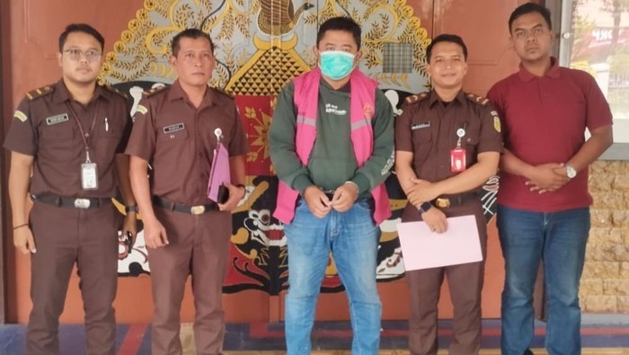 Tersangka mantan pegawai salah satu bank BUMN (pakai rompi) ditahan Kejari Klaten, Rabu (2/7/2025).
