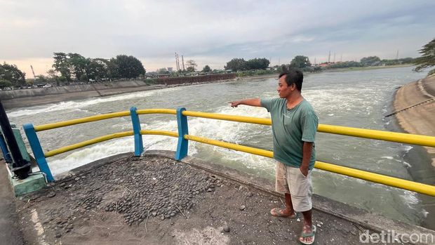 TKP seorang pemuda terjun ke Sungai Brantas di Dam Rolak Songo, Mojokerto.