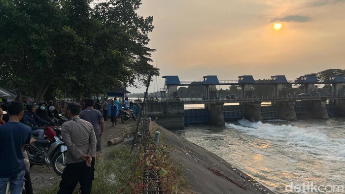 TKP seorang pemuda terjun ke Sungai Brantas di Dam Rolak Songo, Mojokerto.