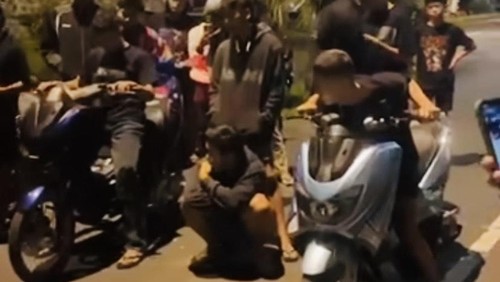 Trek-trekan atau balap liar motor di Jalan Raya Veteran atau Jalur 11, Kelurahan Padangkerta, Karangasem. (Tangkap layar video viral)