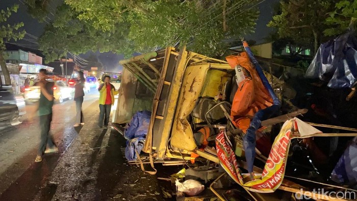 Truk terguling usai tabrak tiga kendaraan dan tiga kios di Jalan raya Cianjur-Puncak, Rabu (2/7/2025).