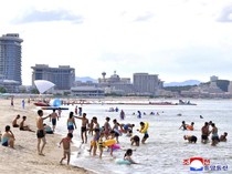Wonsan Kalma Resmi Dibuka, Warga Korut Ramai-ramai Nyebur ke Pantai
