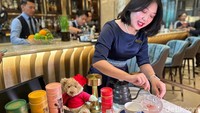 InterContinental Jakarta Pondok Indah menyuguhkan TWG Tea Teddies dengan gaya istimewa yang kreatif. Beberapa peracik tehnya mendorong troli makanan yang menyajikan 8 varian TWG Tea Teddies. Foto: Yenny Mustika Sari/detikcom