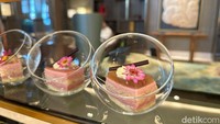TWG Tea Teddies juga dapat dinikmati dengan berbagai menu canape. Di antaranya ada TWG Haute Couture Chocolate Truffle, TWG Geisha Blossom Tea Brulee Tart, dan TWG Sweet France Tea and Strawberry Cake. Foto: Yenny Mustika Sari/detikcom