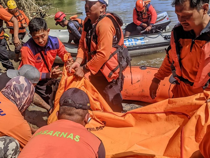 Proses evakuasi jenazah mahasiswi yang loncat dari Jembatan Jurug, Solo, Rabu (2/7/2025).