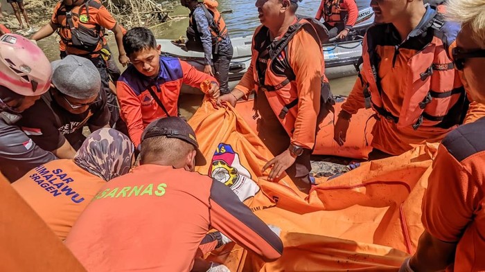 Proses evakuasi jenazah mahasiswi yang loncat dari Jembatan Jurug, Solo, Rabu (2/7/2025).