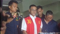 Vadel Badjideh menyampaikan permintaan maaf ke Nikita Mirzani di ruang sidang. Gak cuma itu, Vadel juga mengungkapkan permintaan maaf di depan wartawan, Vadel tahu gara-gara masalah ini Tante Niki juga jadi pusing, jadi sedih karena Vadel juga kemarin sama Lolly ya seperti itulah, jadi anak yang gak baik gitu di mata orang tua, ucap Vadel Badjideh mengakui dirinya sudah melakukan kesalahan. Foto: Muhammad Ahsan Nurrijal