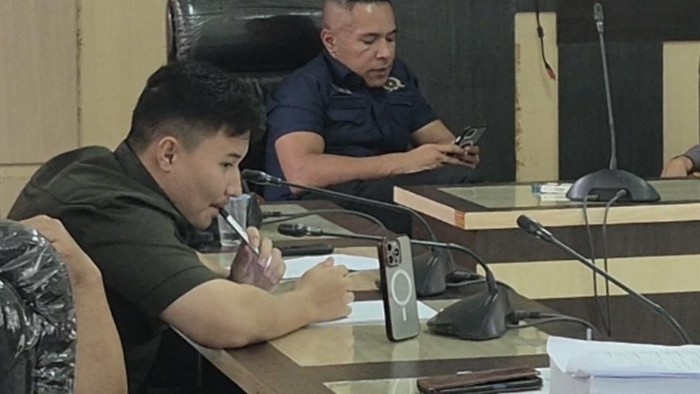 Viral Anggota Komisi II DPRD Kendari, Fadhal Rahmad nge-vape di ruang rapat.