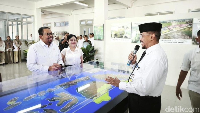Caption: Wakil Kepala Staf Kepresidenan Republik Indonesia, Muhammad Qodari, saat mengunjungi SMA Unggulan CT ARSA Foundation di Kabupaten Sukoharjo, Rabu (2/7/2025).
