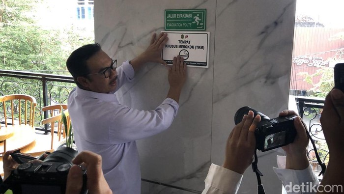 Wali Kota Jogja Hasto Wardoyo memasang tanda tempat khusus merokok di kawasan Malioboro, Rabu (2/7/2025).