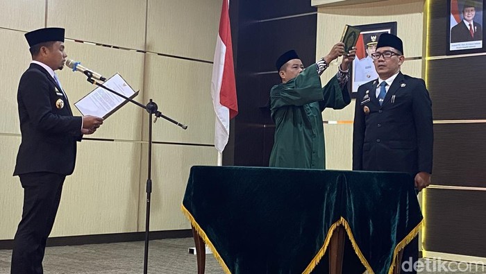 Walkot Parepare Tasming Hamid saat melantik Pj Sekda Amarun Hamka.