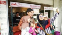 Di sela-sela waktu luangnya, Yovie Widianto menyempatkan diri untuk kulineran. Berkeliling di Jalan Braga, Bandung ia menyambangi kedai-kedai di pinggir jalan. Foto: Instagram/@ywpiano