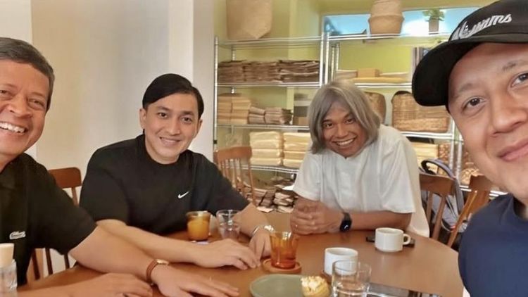 Keseruan Yovie Widianto Nongkrong Bareng Musisi Legendaris di Kafe