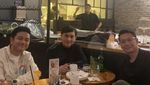 Keseruan Yovie Widianto Nongkrong Bareng Musisi Legendaris di Kafe