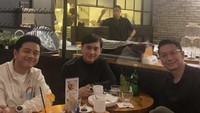 Hangout di kafe saat malam hari juga menjadi caranya menjalin silaturahmi. Segelas minuman hangat dipesan untuk menikmati waktu santai. Foto: Instagram/@ywpiano