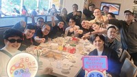 Yovie Widianto juga hadir dalam perayaan ulang tahun timnya. Berlokasi di restoran hotpot, acara makan bersamanya terasa hangat dan meriah. Foto: Instagram/@ywpiano