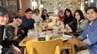 Yovie Widianto dekat dengan banyak musisi muda Indonesia. Seperti Ziva Magnolya serta Arsy Widianto berkumpul bersamanya dalam jamuan makan malam. Foto: Instagram/@ywpiano