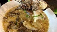 Soto Betawi Ny. Afung berdiri sejak 1980-an di Glodok. Soto di sini punya rasa yang premium dan bikin nagih. Harganya dari Rp 29.000 sampai Rp 115.000. Foto: detikFood