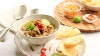 Soto Betawi H. Ma’ruf sudah buka sejak 1940-an di Cikini. Kuah santan dan susu berpadu rempah nikmat. Seporsinya sekitar Rp 45.000. Foto: iStock