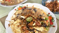 Soto Cawang berdiri sejak 1952 di Jakarta Timur. Kuah santan tanpa susunya dimasak masih menggunakan kayu bakar. Harga seporsi Rp 45.000. Foto: detikFood