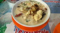 Soto Betawi Sambung Nikmat sudah buka sejak 1972 di Kebayoran Lama. Kuah kental merah dan isian daging melimpah jadi ciri khas. Seporsinya Rp 75.000. Foto: PergiKuliner