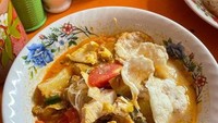 Soto Betawi Globe H. Oji eksis sejak 1980-an di Pasar Baru. Kuah gurih dan pilihan dagingnya beragam. Semua varian dihargai Rp 23.000. Foto: Fitria @suka.kulineran