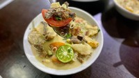 Soto Betawi Senen Jaya berdiri sejak 1974 di Pasar Senen Blok 5. Kuah santan aromatik jadi ciri khasnya. Harganya Rp 30.000 per porsi.  Foto: detikFood