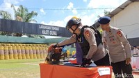 Ratusan senpira itu dimusnahkan menggunakan gerinda.  